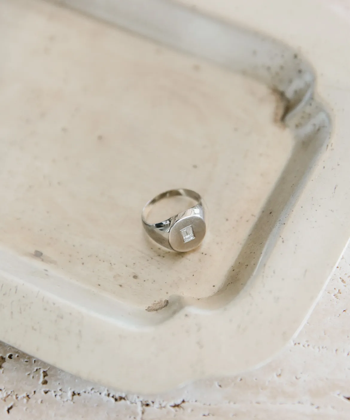 Jenni Kayne Gemma Baguette Signet Ring White Gold Hot